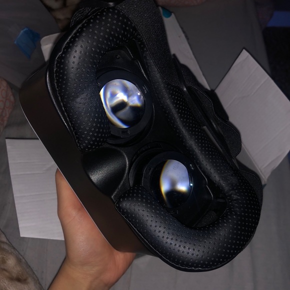 NEW VR HEADSET - Picture 3 of 8